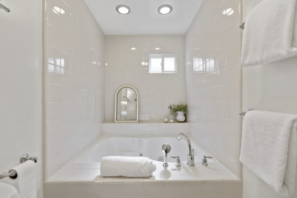 all white bathtub
